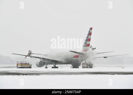 American Airlines, Boeing, B777 223ER, B772, anti-Iceing, De givrage, dégivrage, hiver, froid, aéroport de Munich, Bavière, Allemagne Banque D'Images