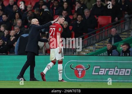 Londres, Royaume-Uni. 26th févr. 2023. Erik Ten Hag, directeur de Manchester Utd chez Wout Weghorst de Manchester Utd (27). Finale de la Carabao Cup 2023, Manchester Utd / Newcastle Utd au stade Wembley à Londres, le dimanche 26th février 2023. Usage éditorial uniquement. photo par Andrew Orchard/Andrew Orchard sports photographie/Alamy Live News crédit: Andrew Orchard sports photographie/Alamy Live News Banque D'Images