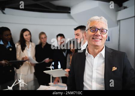 Portrait souriant d'un homme d'affaires senior avec discussion sans travail d'équipe Banque D'Images