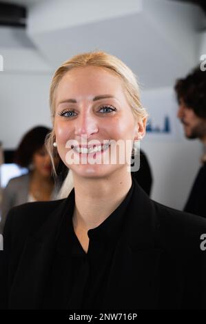 Portrait vertical de jeune blonde belle femme regardant l'appareil photo sourire. Femme d'affaires élégante au travail. Banque D'Images