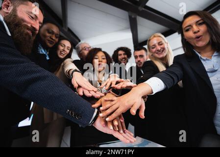 Un groupe mixte multiracial de collègues se réunit. Unité et travail d'équipe. Banque D'Images