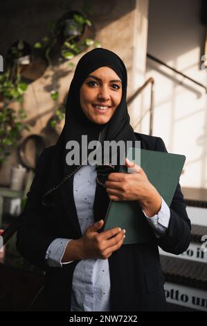 portrait d'une femme d'affaires arabe avec voile souriant. Banque D'Images