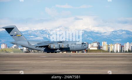 Les membres de l’équipe d’intervention en cas de catastrophe de l’Agence des États-Unis pour le développement international arrivent à la base aérienne d’Incirlik, à Türkiye, le 8 février 2023. Le DART est chargé de diriger l'intervention humanitaire du gouvernement américain à la suite d'une série de tremblements de terre qui ont frappé le centre-sud de Türkiye le 6 février 2023. La DART comprend des équipes de recherche et de sauvetage en milieu urbain des services de feu de Fairfax et du comté de Los Angeles. Les équipes voyagent avec 159 personnes, 12 chiens de secours et 170 000 kg d'équipement spécialisé. En tant qu'allié de l'OTAN, les États-Unis Le gouvernement a mobilisé du personnel pour aider à Tür Banque D'Images