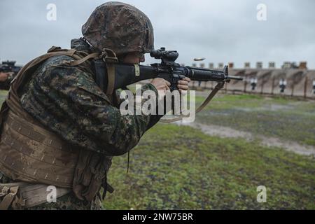 A ÉTATS-UNIS Marine corps recrue à Echo Company, 2nd Recruit Training Battalion, tire son fusil en position debout pendant la table deux cours de feu sur Marine corps base Camp Pendleton, en Californie, le 10 janvier 2023. Toutes les recrues doivent participer au cours de qualification de la table deux au cours de la phase 3rd de la formation des recrues. Banque D'Images