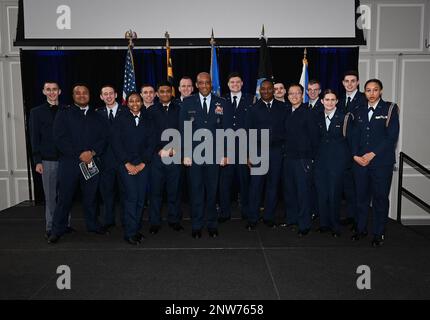 Le chef d'état-major du général de l'Armée de l'Air, CQ Brown, Jr., pose une photo de groupe avec les cadets du ROTC de l'Université du Maryland après une cérémonie au Samuel Riggs IV Alumni Centre, College Park, Md., 27 janvier 2023. Brown était à votre disposition pour récompenser le brig. Prix du leadership du général Charles McGee. Banque D'Images