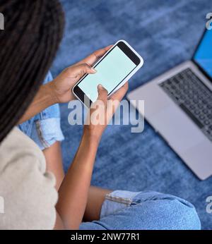 Saisie manuelle, écran de téléphone et maquette à la maison pour le marketing, la publicité ou la promotion. Technologie, marque et femme ou femme noire avec smartphone mobile Banque D'Images