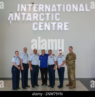 ÉTATS-UNIS Andrew Tiongson, vice-adjoint de la Garde côtière, commandant de la région du Pacifique (au centre à gauche), est accompagné de David Kennedy, hôte du Centre international de l'Antarctique, et d'autres membres du personnel de la Garde côtière et des États-Unis Air National Guard Maj. Shay Price au Centre international de l'Antarctique à Christchurch, Nouvelle-Zélande, 8 février 2023. Le personnel de la Garde côtière a visité le centre pour en savoir plus sur l'Antarctique. Banque D'Images