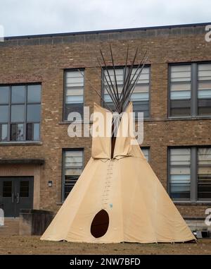 Préparation de tipi amérindienne en face d'une école à Winona, Minnesota, États-Unis. Banque D'Images