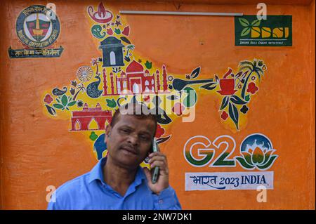 New Delhi, Delhi, Inde. 27th févr. 2023. Un homme passe devant un grafitti représentant le logo du Sommet de G20 à New Delhi, en Inde, sur 27 février 2023. La première réunion des ministres des affaires étrangères de G20 aura lieu à New Delhi la première semaine de mars. (Credit image: © Kabir Jhangiani/ZUMA Press Wire) USAGE ÉDITORIAL SEULEMENT! Non destiné À un usage commercial ! Banque D'Images