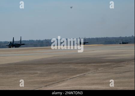 Trois F-15E Strike Eagles affectés au taxi de la Fighter Wing 4th à la base aérienne de Seymour Johnson, Caroline du Nord le 7 février 2023. Le F-15 est un combattant à deux places, à double rôle et totalement intégré pour les missions d'interdiction en toutes saisons, aériennes et en profondeur. Banque D'Images