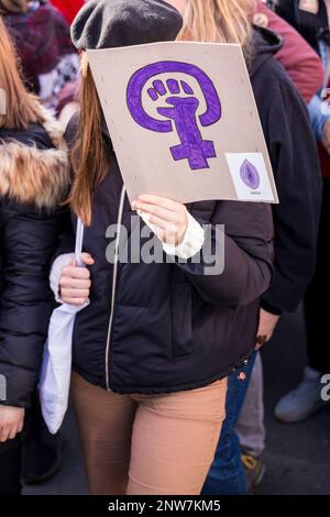 Berlin, Allemagne 3/8/2020 une femme méconnaissable assiste à la démonstration de la journée de combat. marche de la Journée internationale de la femme à Berlin. Banque D'Images