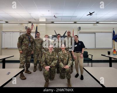 Des aviateurs de la 53d e Escadre et de la 350th Escadre Spectrum Warfare posent pour une photo de groupe avec des élèves de l'unité JRTOC au Choctawhatchee Senior HighSchool à fort Walton Beach, Floride, le 26 janvier 2023. Les membres du GT de 53d et de la SWW de 350th se sont réunis pour appuyer le projet Quesada, une initiative d'engagement communautaire du Commandement de combat aérien où les escadres engagent des écoles locales et diverses sur les possibilités DE STIM au sein de la Force aérienne. Banque D'Images