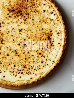 Tarte à la crème aigre suisse Vaudoise avec du sucre caramélisé sur le dessus et une croûte croustillante. Banque D'Images