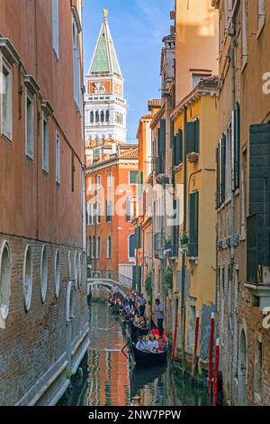 Gondoles traditionnelles avec des touristes sur des excursions le long de canaux étroits à Venise, Vénétie, Italie du Nord-est Banque D'Images