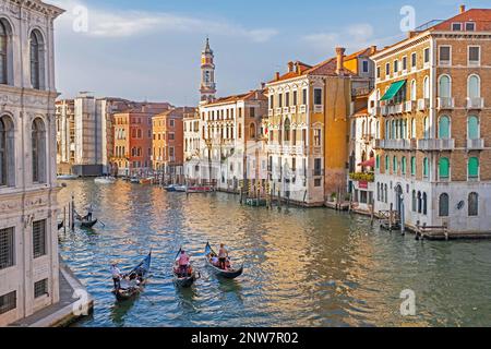 Grand Canal / Canal Grande avec des gondoles traditionnelles qui attirent les touristes dans des visites touristiques de Venise, Vénétie, Italie du Nord Banque D'Images