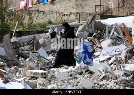Jérusalem, Israël. 28th févr. 2023. Une femme marche à travers les décombres après que la colonie palestinienne d'Ihab al-Husayni ait été démolie par les forces israéliennes pour ne pas avoir prétendument reçu de permis dans le quartier de Jabal Mukaber à Jérusalem-est. (Photo de Saeed QAQ/SOPA Images/Sipa USA) Credit: SIPA USA/Alay Live News Banque D'Images