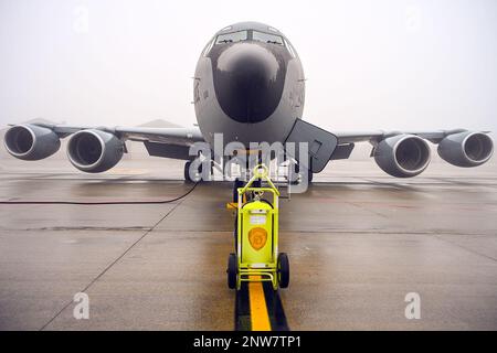 Un KC-135 Stratotanker du Groupe de ravitaillement en carburant aérien 127th, à la base de la Garde nationale de Selfridge Air, au Michigan, est prêt à se tenir sur le terrain d'aviation comme un brouillard dense roule en janvier 4, 2023. Banque D'Images