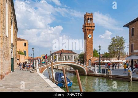 Tour de l'horloge et pont Ponte San Pietro Martyre au-dessus du canal Rio dei Vetrai à Murano, île dans la lagune vénitienne près de Venise, Vénétie, Italie du Nord Banque D'Images