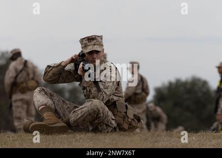 Recrue avec Golf Company, 2nd Recruit Training Battalion, hand his M16A4 Service Rifle on Marine corps Recruit Depot Parris Island, S.C., 26 janv. 2023. Les recrues passent de nombreuses heures au cours de la semaine à maîtriser les principes fondamentaux de la stratégie de tir avant de passer à des exercices d'incendie réels. Banque D'Images