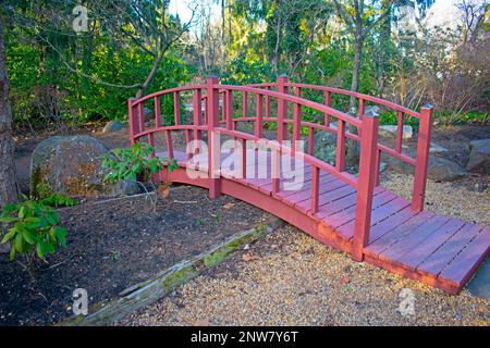 Petit pont en bois dans un jardin de style japonais à Sayen Gardens, Hamilton, New Jersey, Etats-Unis, le jour d'hiver -09 Banque D'Images