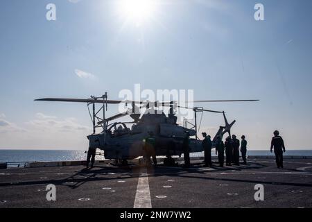 OCÉAN PACIFIQUE NORD (19 janvier 2023) - des Marines affectés à l'unité expéditionnaire maritime (UMM) de 31st ferment les pales de rotor d'un hélicoptère AH-1Z Cobra de l'escadron de Tiltrotor marin (VMM) 262 sur le pont de vol du quai de transport amphibie USS Green Bay (LPD 20). Green Bay opère dans la zone d'exploitation de la flotte 7th. 7th Fleet est le U.S. La plus grande flotte numérotée déployée à l'avance de la Marine interagit et opère régulièrement avec ses alliés et partenaires pour préserver une région libre et ouverte de l'Indo-Pacifique. Banque D'Images