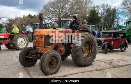 Les amateurs de tracteurs d'époque et de voitures attendent dans leurs véhicules lors d'un rallye à Wisborough Green, West Sussex, Royaume-Uni. L'arrière droit est un Austin 7 et le centre Banque D'Images