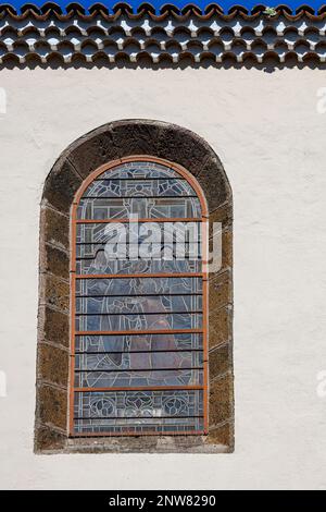 Des rangées de carreaux de tonneau traditionnels couronnent un vitrail encastré orné à l'église de l'Immaculée conception à Tenerife Banque D'Images