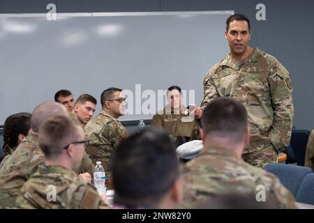 Le Sgt. Principal Alan Weary, chef du commandement de l'installation, s'adresse à ceux qui participent à un cours de perfectionnement professionnel à la base aérienne de Hanscom, Mass., 7 février. Weary a fourni plus de 12 heures de formation sur deux jours, axées sur la stratégie, le développement des forces, l'amélioration continue des processus, les compétences fondamentales, la gestion du temps, la résilience et le leadership. Banque D'Images