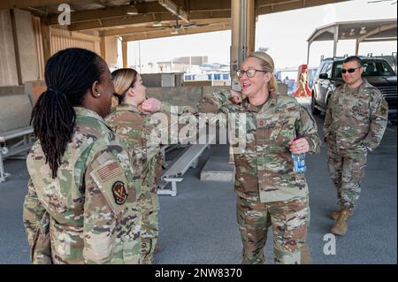 Le Sgt. Kati Grabham, chef du commandement central de la Force aérienne, est accueilli par des aviateurs affectés à l'équipe des opérations de contingence du personnel de l'escadron de soutien de la Force expéditionnaire 379th lors d'une visite d'immersion à la base aérienne Al Udeid, au Qatar, le 6 février 2023. Au cours de sa tournée, Grabham a visité diverses unités à travers l'AUAB pour rencontrer des aviateurs et obtenir une compréhension de première main des missions qu'ils accomplissent. Banque D'Images