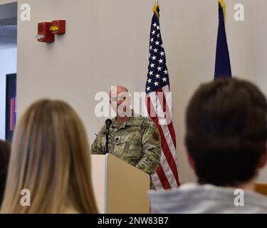 Le lieutenant-colonel Thomas Sierakowski, commandant de l'escadron de préparation logistique 127th, s'adresse aux aviateurs du SRL 127th lors de la cérémonie de passation de commandement à la base de la Garde nationale Selfridge Air, Michigan, le 7 janvier 2023. Sierakowski a pris le commandement du 127th LRS du lieutenant-colonel Steven Hay. Banque D'Images