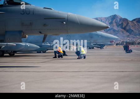 Des membres du Royal Australian Air Force No 6 Squadron , inspectent un trowler E/A-18G avant une mission du drapeau rouge 23-1 sur la base aérienne de Nellis, Nevada, le 31 janvier 2023. Les exercices Red Flag offrent aux équipages l'expérience de multiples et intenses sorties de combat aérien, tout en renforçant nos alliances internationales. Banque D'Images