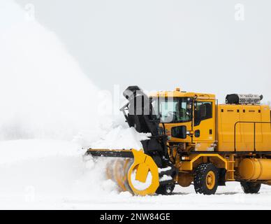 Les employés de l'État du Minnesota de l'escadron du génie civil du 133rd déneigement à St. Paul, Minn., 4 janvier 2023. La mission de l'escadron est de concevoir, d'évoluer et de dépasser. Banque D'Images