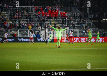 Cologne, Allemagne. 28th févr. 2023. Cologne, Allemagne, 28 février 2023: Ewa Pajor (9 Wolfsburg) et ses coéquipiers célèbrent le premier but du match de 8 du DFB-Pokal der Frauen 2022/2023 entre 1. FC Koeln et VfL Wolfsburg au Sportpark Hoehenberg à Cologne, en Allemagne. (Norina Toenges/SPP) crédit: SPP Sport Press photo. /Alamy Live News Banque D'Images