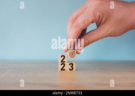 2023 ans, écran d'impression de tableau cible sur cube en bois pour la mise en place de l'objectif d'affaires de la nouvelle année et le concept d'objectif. Banque D'Images