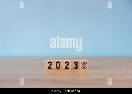 2023 ans, écran d'impression de tableau cible sur cube en bois pour la mise en place de l'objectif d'affaires de la nouvelle année et le concept d'objectif. Banque D'Images