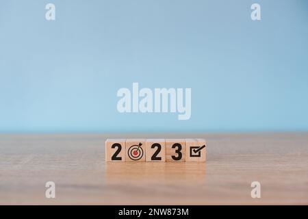 2023 ans, écran d'impression de tableau cible sur cube en bois pour la mise en place de l'objectif d'affaires de la nouvelle année et le concept d'objectif. Banque D'Images