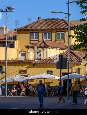 Les dîners en plein air profitent du soleil hivernal en fin d'après-midi au coloré Rincón Lagunero sur la Plaza del Doctor Olivera, San Cristobal de la Laguna, Banque D'Images