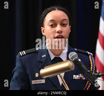 Le cadet Cayla Williams s'adresse au public après avoir reçu le brig. Prix du leadership du général Charles E. McGee lors d'une cérémonie au Samuel Riggs IV Alumni Centre, Université du Maryland, College Park, Maryland, 27 janv. 2023. Le prix a été remis par le chef d'état-major du général de la Force aérienne, CQ Brown, Jr. Banque D'Images