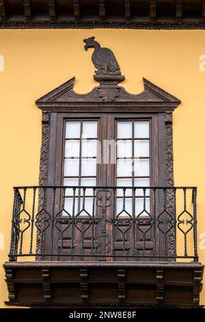 Une fenêtre canarienne richement décorée donnant sur un balcon sur l'historique Casa Jimenez Franchy, aujourd'hui Centro de Interpretación del Arte Efímero Banque D'Images