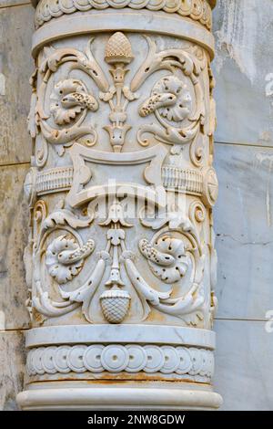 Décoration en marbre carvde ornée sur le mausolée, construite comme tombe pour les marqués de la Quinta Roja à Jardines del Marquesado de la Quinta Roja Banque D'Images