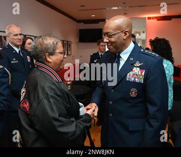 Chef d'état-major du général de la Force aérienne, CQ Brown, Jr., salue Yvonne McGee, fille cadette du défunt Brig. Général Charles McGee, avant une cérémonie au Samuel Riggs IV Alumni Centre, College Park, Md., 27 janvier 2023. Brown était sur place pour attribuer une bourse d'études nommée d'après le général tardif à un cadet méritant de l'Université du Maryland. Banque D'Images