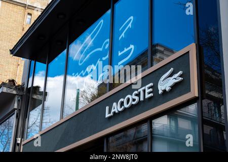 Vue extérieure d'un magasin Lacoste, une entreprise française spécialisée dans la conception et la vente de vêtements, chaussures, accessoires et parfums Banque D'Images