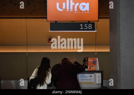 Bogota, Colombie, le mardi 28 février 2023. Les passagers ayant eu des passagers malrangées font des files d'attente dans d'autres compagnies aériennes après que la compagnie aérienne à bas prix Viva Air ait suspendu ses activités à l'aéroport international El Dorado de Bogota, en Colombie, le mardi 28 février 2023. La compagnie aérienne attend un processus d'intégration avec un groupe de compagnies aériennes qui doit être approuvé par les autorités aériennes colombiennes. Photo de: Cristian Bayona/long Visual Press Banque D'Images