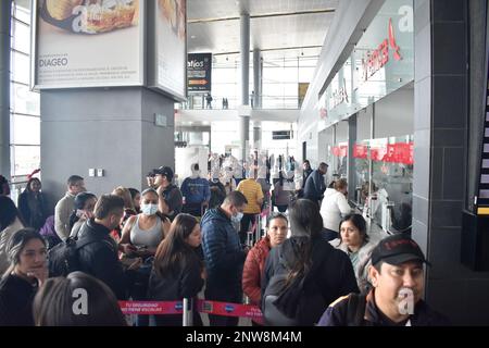 Bogota, Colombie, le mardi 28 février 2023. Les passagers ayant eu des passagers malrangées font des files d'attente dans d'autres compagnies aériennes après que la compagnie aérienne à bas prix Viva Air ait suspendu ses activités à l'aéroport international El Dorado de Bogota, en Colombie, le mardi 28 février 2023. La compagnie aérienne attend un processus d'intégration avec un groupe de compagnies aériennes qui doit être approuvé par les autorités aériennes colombiennes. Photo de: Cristian Bayona/long Visual Press Banque D'Images