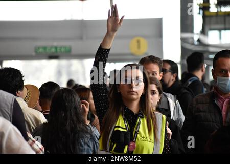 Bogota, Colombie, le mardi 28 février 2023. L'oppérateur de l'aéroport de Colombie, Opain, dirige les passagers maltentés après que la compagnie aérienne à bas prix Viva Air ait suspendu ses activités à l'aéroport international El Dorado de Bogota, en Colombie, le mardi 28 février 2023. La compagnie aérienne attend un processus d'intégration avec un groupe de compagnies aériennes qui doit être approuvé par les autorités aériennes colombiennes. Photo de: Cristian Bayona/long Visual Press Banque D'Images