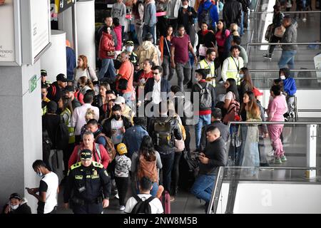 Bogota, Colombie, le mardi 28 février 2023. Les passagers ayant eu des passagers malrangées font des files d'attente dans d'autres compagnies aériennes après que la compagnie aérienne à bas prix Viva Air ait suspendu ses activités à l'aéroport international El Dorado de Bogota, en Colombie, le mardi 28 février 2023. La compagnie aérienne attend un processus d'intégration avec un groupe de compagnies aériennes qui doit être approuvé par les autorités aériennes colombiennes. Photo de: Cristian Bayona/long Visual Press Banque D'Images