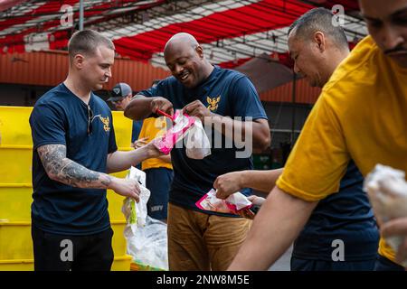 230123-N-AT895-2058 RÉPUBLIQUE DE SINGAPOUR (23 JANVIER 2023) ÉTATS-UNIS Les marins de la Marine affectés au porte-avions USS Nimitz (CVN 68) trient les aliments au cours d'un projet de sensibilisation communautaire à la cuisine de soupe de coeurs volontaires. Nimitz est aux États-Unis 7th Fleet qui effectue des opérations de routine. 7th Fleet est le U.S. La plus grande flotte numérotée déployée à l'avance de la Marine interagit et opère régulièrement avec ses alliés et partenaires pour préserver une région libre et ouverte de l'Indo-Pacifique. Banque D'Images