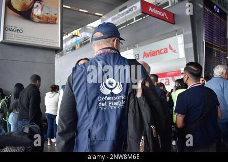 Bogota, Colombie, le mardi 28 février 2023. Les officiers de la défense des citoyens colombiens parlent aux passagers bloqués après que la compagnie aérienne à bas prix Viva Air ait suspendu ses opérations à l'aéroport international El Dorado de Bogota, Colombie, le mardi 28 février 2023. La compagnie aérienne attend un processus d'intégration avec un groupe de compagnies aériennes qui doit être approuvé par les autorités aériennes colombiennes. Photo de: Cristian Bayona/long Visual Press Banque D'Images