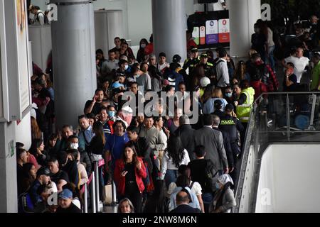 Bogota, Colombie, le mardi 28 février 2023. Les passagers ayant eu des passagers malrangées font des files d'attente dans d'autres compagnies aériennes après que la compagnie aérienne à bas prix Viva Air ait suspendu ses activités à l'aéroport international El Dorado de Bogota, en Colombie, le mardi 28 février 2023. La compagnie aérienne attend un processus d'intégration avec un groupe de compagnies aériennes qui doit être approuvé par les autorités aériennes colombiennes. Photo de: Cristian Bayona/long Visual Press Banque D'Images