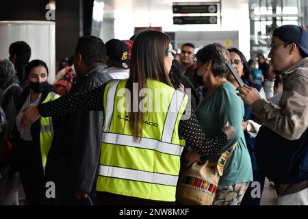 Bogota, Colombie, le mardi 28 février 2023. Les passagers ayant eu des passagers malrangées font des files d'attente dans d'autres compagnies aériennes après que la compagnie aérienne à bas prix Viva Air ait suspendu ses activités à l'aéroport international El Dorado de Bogota, en Colombie, le mardi 28 février 2023. La compagnie aérienne attend un processus d'intégration avec un groupe de compagnies aériennes qui doit être approuvé par les autorités aériennes colombiennes. Photo de: Cristian Bayona/long Visual Press Banque D'Images